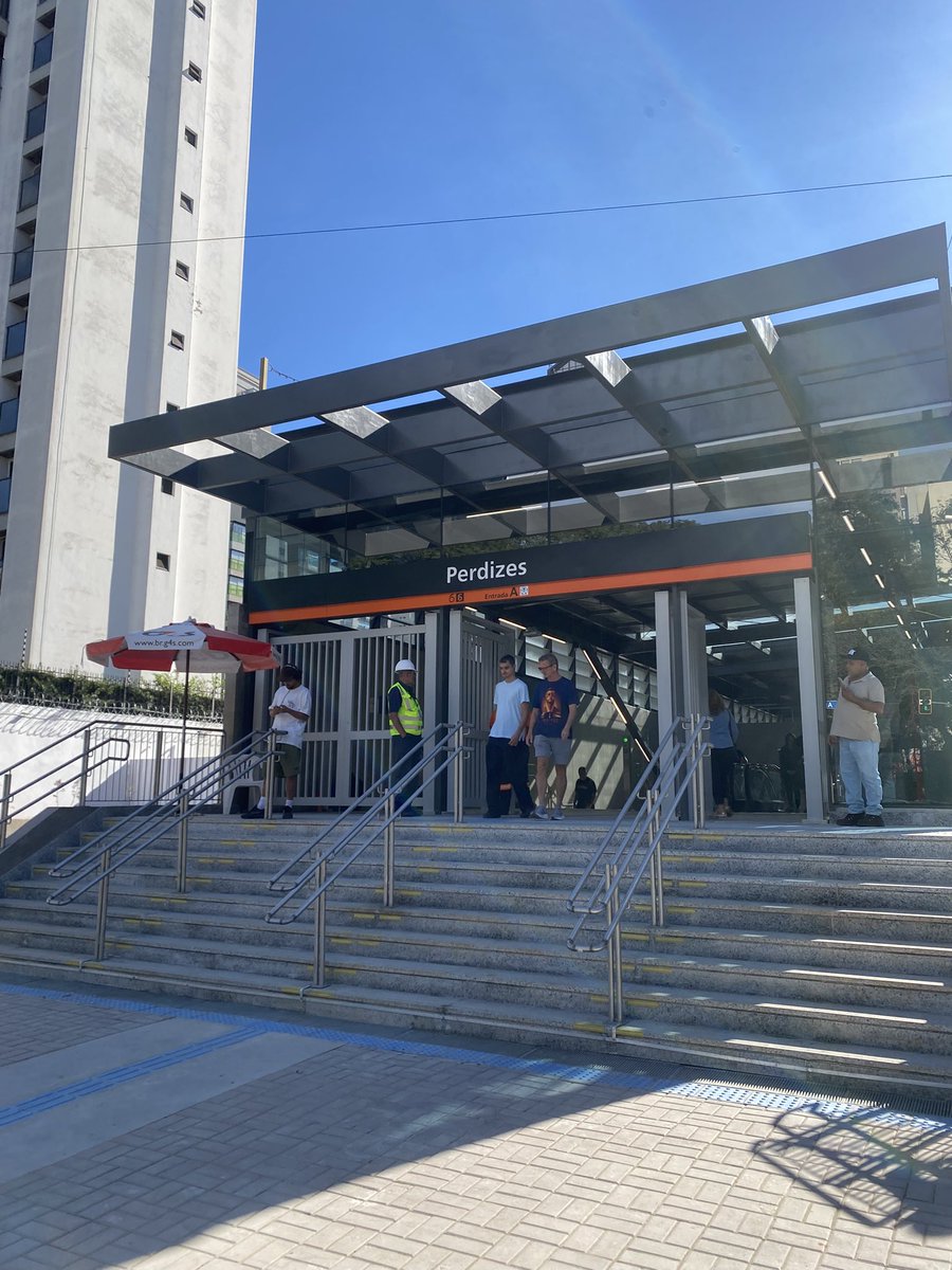 roodgodoy's tweet photo. mt bom morar na metrópole global desse país e ver uma linha de metrô inaugurando por mês https://t.co/VUDeP02v62