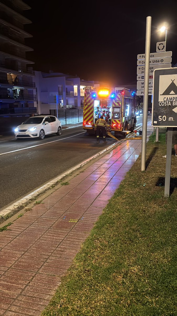 mgubau8's tweet photo. Seguint amb inquietud el foc de les Gavarres...gran feina dels bombers! https://t.co/Q5AYWhnmK3