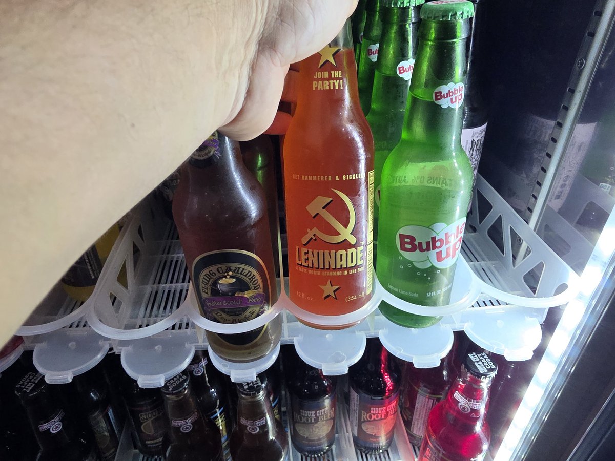 Rdgfonseca's tweet photo. Refrigerante dos comuna
Kkkkkkk https://t.co/AtQFLRxFEi