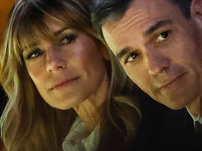 quarter14544's tweet photo. El marido
regalando
pasaportes y la
mujer sin él. No
deja de ser
justicia poética. https://t.co/AZ36mtSwGD