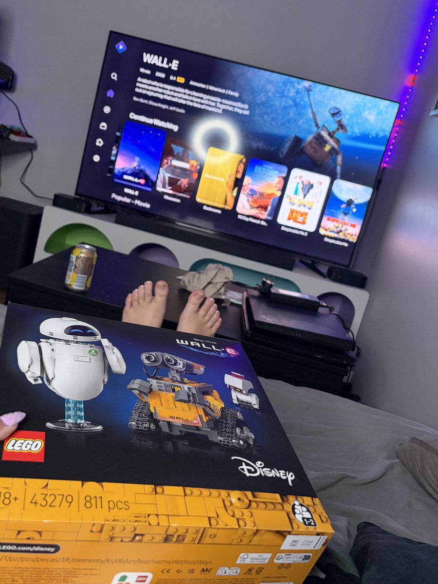mooshyqq's tweet photo. building WALL-E while watching WALL-E, peak activities here https://t.co/0UJblFMb3P