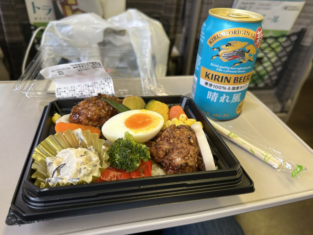 ysoushun's tweet photo. この時間、盛岡駅で駅弁は売ってなかったから、コンビニ弁当😓 https://t.co/ozTVOTg0Wa
