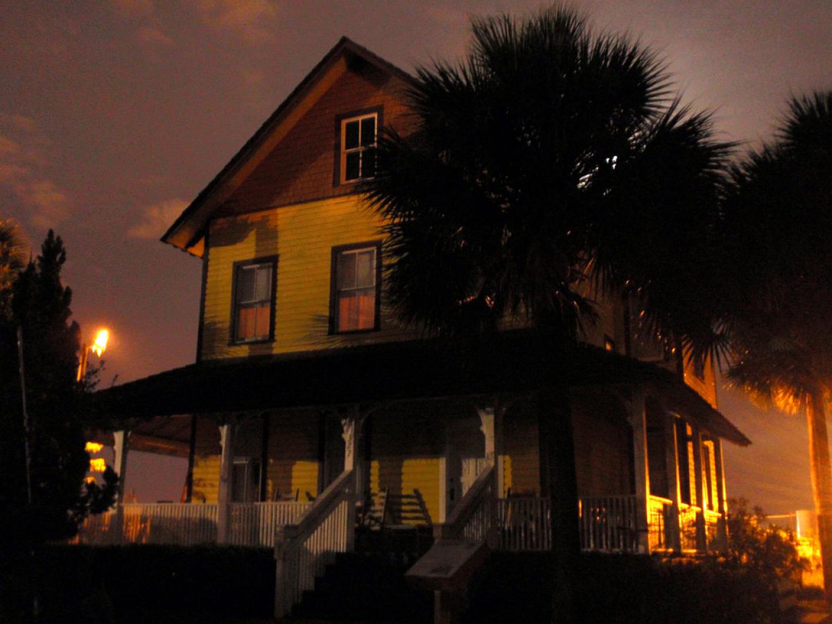 MIParanormalYT's tweet photo. The Riddle House in West Palm Beach isn't just a historic home—it's considered one of the most haunted locations in Florida. Built in 1905 as the Gatekeeper's Cottage for Woodlawn Cemetery, it later served as a funeral parlor before becoming the home of Karl Riddle. Today, it stands at Yesteryear Village, where its dark history continues to draw paranormal investigators from around the world.

Visitors report shadow figures, disembodied voices, objects moving on their own, and an intense presence in the attic. The house is famously linked to the spirit of Joseph, a former employee believed to have died by suicide there. Even during the home's relocation, workers claimed to experience terrifying paranormal activity. If you had the chance to investigate the Riddle House... would you spend the night? 👻🏚️