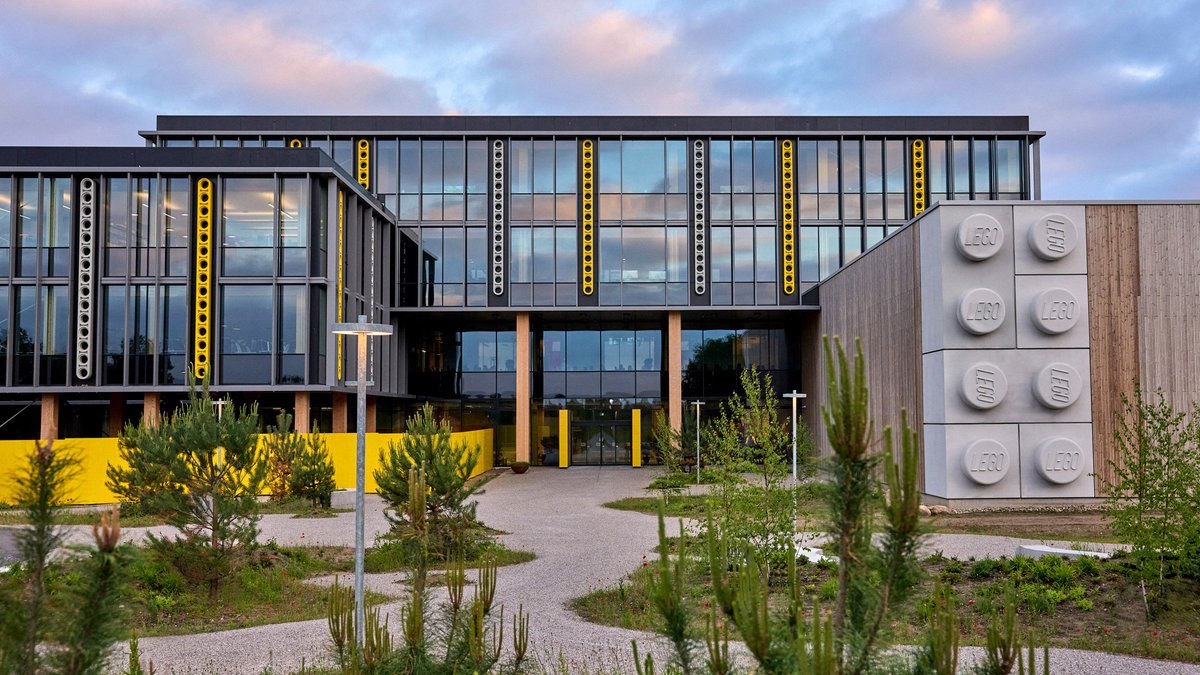 dezeen's tweet photo. Cubo arranges "unmistakably Lego" innovation centre around 25‑tonne brick:
https://t.co/coO35paNM6 https://t.co/ExSudImJkz