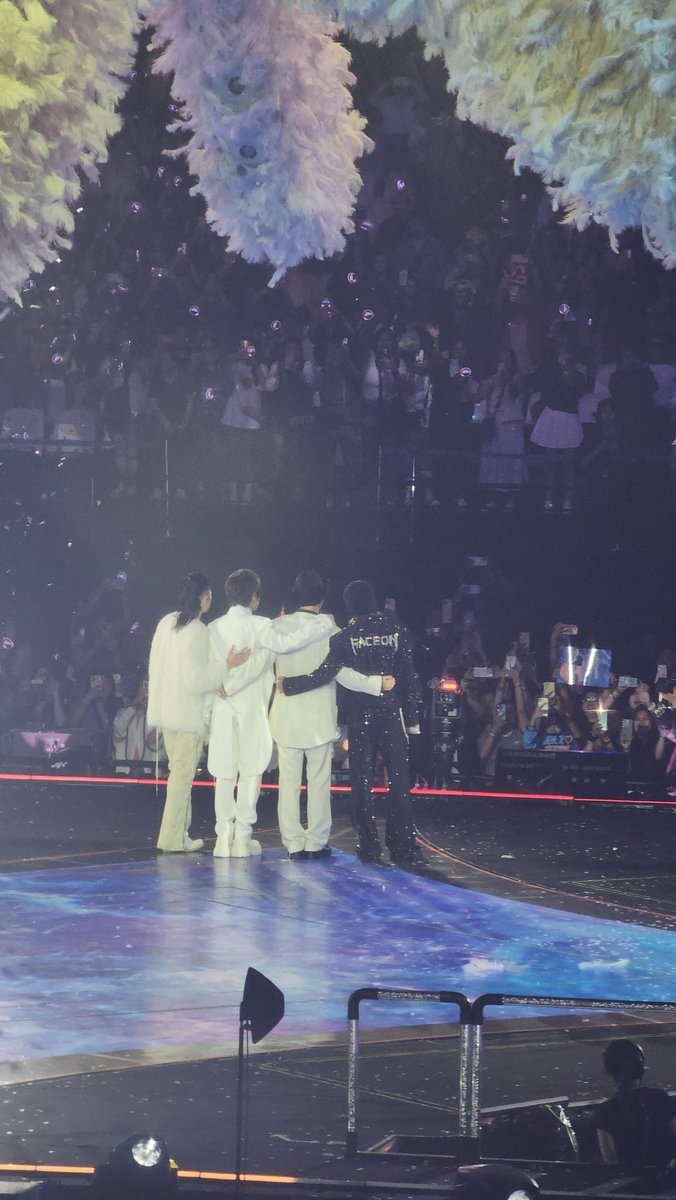 jiaersg7's tweet photo. It has been seven days since #FForever1stWorldTourManila but I'm still far from being over it (that day will actually never come). It carries all the love I have for them for over a decade how am I supposed to recover easily 😭 I miss them sm
#JerryYan #VanNessWu #VicChou #Ashin https://t.co/Cwnjz8EQvW