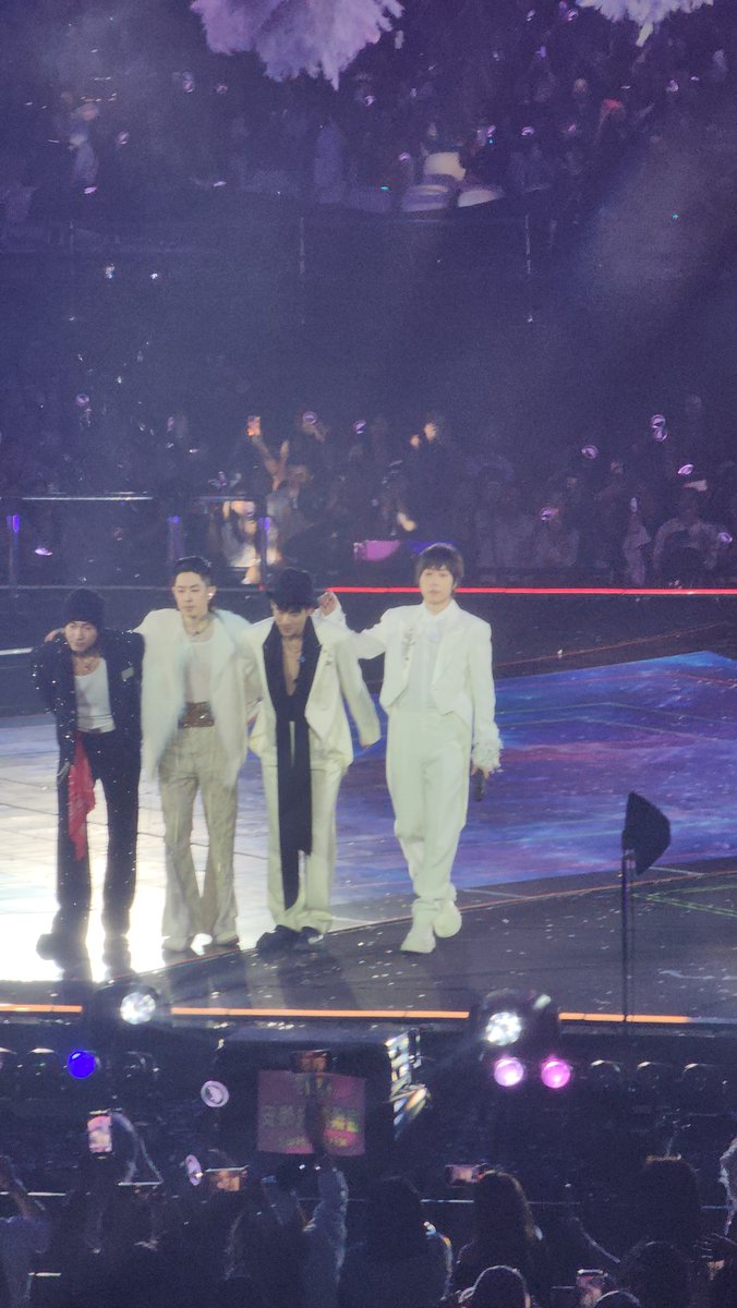 jiaersg7's tweet photo. It has been seven days since #FForever1stWorldTourManila but I'm still far from being over it (that day will actually never come). It carries all the love I have for them for over a decade how am I supposed to recover easily 😭 I miss them sm
#JerryYan #VanNessWu #VicChou #Ashin https://t.co/Cwnjz8EQvW