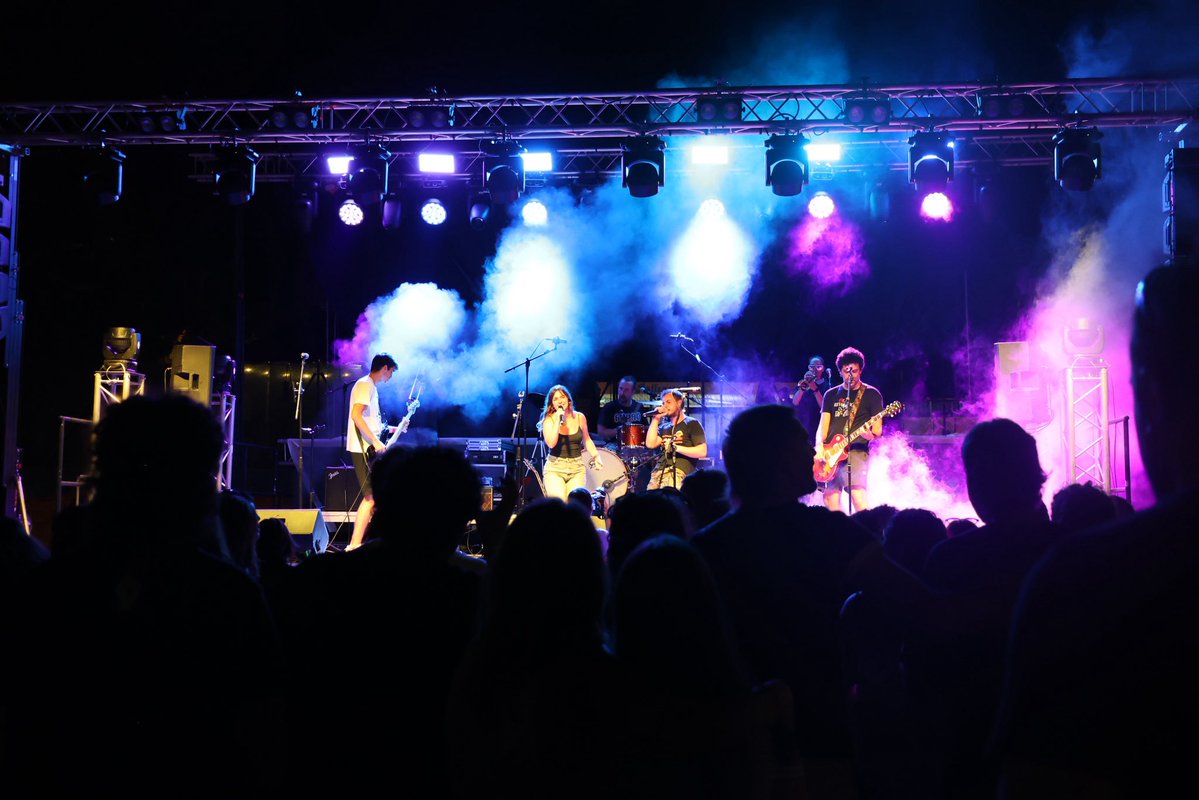 empelt_tdj's tweet photo. Comença la primera nit de concerts amb Anna Mira i Punkxada. 

Un plaer haver acollit el debut en escenaris d’Anna i la seua actuació conjunta amb Punkxada, amb la seua cançó “Tot el que val la pena”, en homenatge a Guillem Agulló

Un honor seguir amb el que paga la pena! ❤️‍🔥🚩 https://t.co/tXGn1KBqFT
