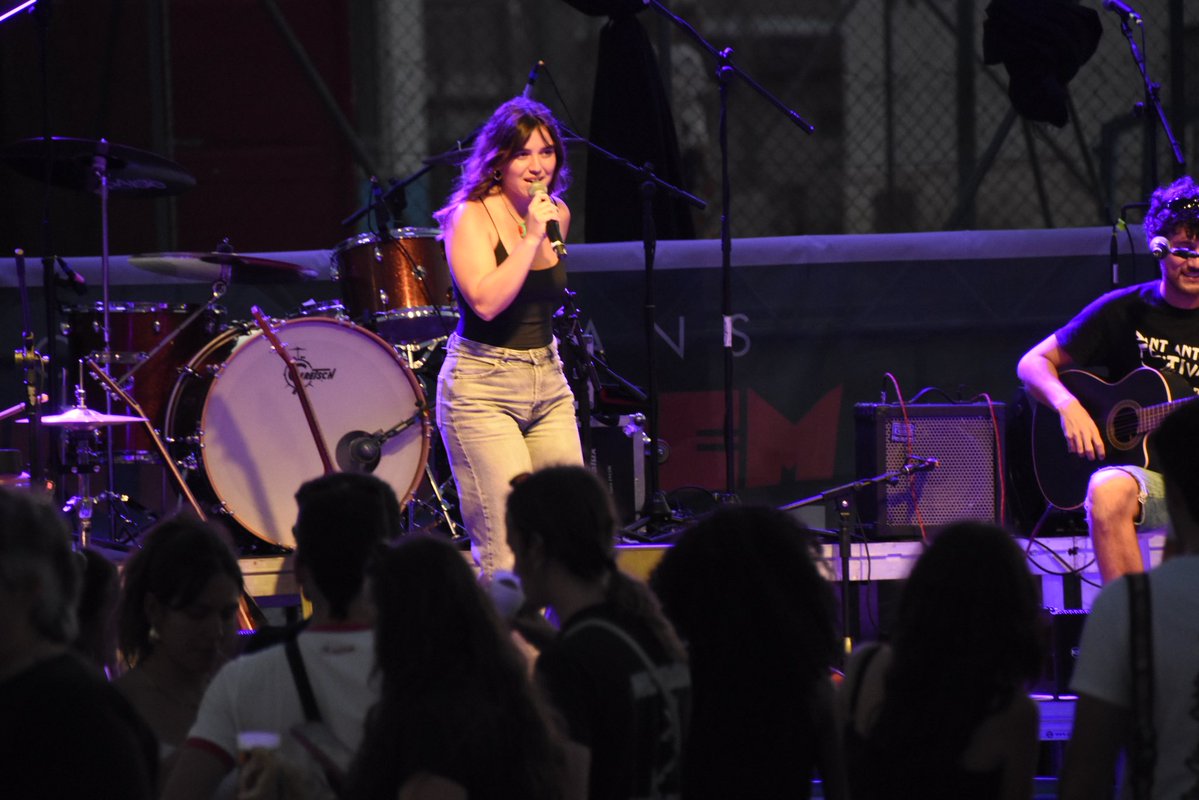 empelt_tdj's tweet photo. Comença la primera nit de concerts amb Anna Mira i Punkxada. 

Un plaer haver acollit el debut en escenaris d’Anna i la seua actuació conjunta amb Punkxada, amb la seua cançó “Tot el que val la pena”, en homenatge a Guillem Agulló

Un honor seguir amb el que paga la pena! ❤️‍🔥🚩 https://t.co/tXGn1KBqFT
