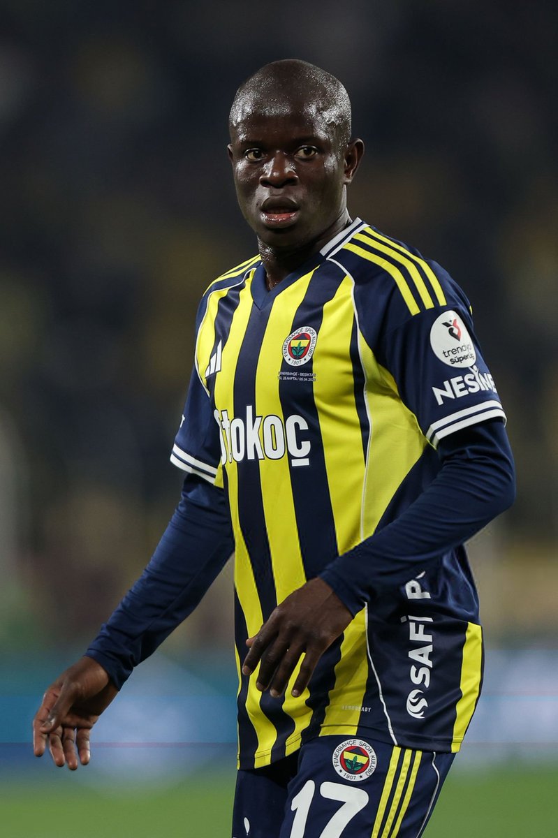 ajansfenercom's tweet photo. Serdar Ali Çelikler: Fred kampın en iyisi ve kalacak. İsmail hocayı çok seviyor. Hocayı görünce gözü dolmuş.

‘Baba geldi’ demiş. Net kalıyor yani. 

Seneye Fenerbahçe orta sahasında bence N'Golo Kante yok. 

Guendouzi, İsmail Yüksek, Fred ve bir oyuncu daha olacak. https://t.co/hTlkc4gbId