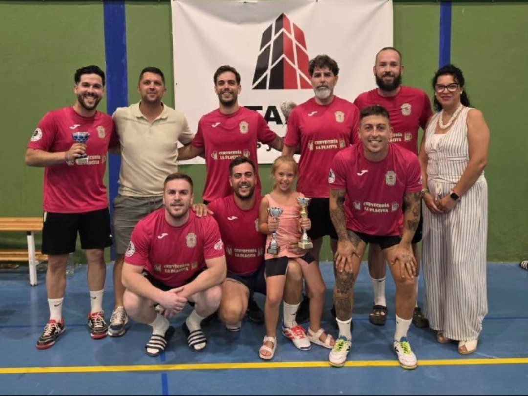 portaldecadiz's tweet photo. ⚽🏆 Ahora toca esperar a ver con qué sorprenden en la próxima liga de Paterna de Rivera

🔗 https://t.co/80NnNR1I3n https://t.co/RiRViK0STh