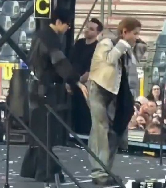 OMEKTHGA's tweet photo. i can’t stop thinking about this i just know jungkook said “damn” when he saw taehyung in those jeans https://t.co/gan2YA7sGq