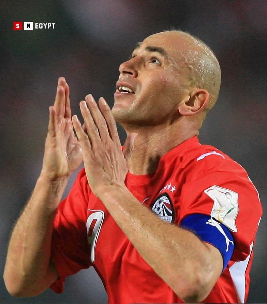 Tolba_Radwan's tweet photo. في 98 

كان حسام حسن عنده 32 سنة، ورايح مع المنتخب البطولة الأفريقية في بوركينا فاسو رغم أدائه النص نص مع الأهلي، لكن الجوهري كان مقتنع بيه. اترسم لحسام كاريكاتير في جرنال واقف ف الملعب بعكاز وبيقول للاعب اللي قدامه خد بايدي يا بني عشان أرقصك. 

البطولة دي مصر كلها كانت شايفة إننا هنخرج من الأدوار التمهيدية، وإن حسام تحديدا لا يستحق إنه يلعب أساسي، أخدنا البطولة وحسام كان هداف أفريقيا، وعمل أداء بدني مرعب، وكان بيدخل في كل كورة باستبسال غير عادي لدرجة إنه رجع وفيه أثر "ستارز" في دماغه كذا سنة، وعادل إمام عزمه هو وزمايله على مسرحيته ونزل باس راسه مكان الاستارز… 

في 2004 

كان حسام عنده 38 سنة وكان مكسر الدنيا مع الزمالك، وكان مدرب المنتخب خواجة اسمه تارديللي، جه ومشي في نفس السنة، والرجل كان شايف إن حسام لا يصلح عشان كبير، وجمهور الزمالك قلب الدنيا… ليه؟ وازاي؟ ولو في الأهلي كان لعب، والحقيقة كمان كان فيه دعم بشكل عام لحسام، فالرجل الخواجه ما بقاش فاهم فيه ايه؟ ده لاعيب عنده 38 سنة يروح يصطاد، يربي أرانب، المهم أقنعوه يجيب حسام، فقال ماشي بس بشرط مش هيلعب، ووافق حسام. 

المدرب كان بيدي حسام كل ماتش خمس دقايق عشر دقايق في الآخر، والكورة كانت بتسيب الملعب كله وتيجي لحسام، واقف صح، مش واقف خالص، الجون عايز يخش برجله هو، لدرجة إنها مرة كانت محجرة قوي قوي (تقريبا قدام الجابون) ونزل حسام عشر دقايق جاب جونين من كور سهلة خالص، ولو راحت لأي حد كان جابها، لكن هي راحت لحسام، بس حسام. حظ؟ لا. تحرك صح، وتمركز صح، وخبرة، واجتهاد. 

لكن لو عايز تقول حظ قول. 

برضه الحظ مش بيروح غير للي يستاهله. 

في 2006 

كان حسام وصل 40 سنة… 40 ولسه بيلعب… كان ساب الزمالك وراح المصري، ومعندوش فتوات يدعموه عشان يروح المنتخب غصب عن المدرب… بس المدرب هو اللي جابه غصب عن الكل وشاف إنه يستحق يكون موجود. وإن وجوده هيفرق مع اللاعيبة ودي رؤية مصرية تماما مالهاش دعوة بالاحتراف أد ما ليها دعوة بـ "الروح"، وحسام على غير عادته كان فاهم إن الزمن مش زمنه وإنه كويس قوي إنه موجود، لا عمل مشاكل ولا طلب يلعب، ومع ذلك المعلم حسن شحاتة نزله في ماتش الكونغو بعد ما ضمن النتيجة وعمرو زكي عمله واحدة حلوة قوي بس مش سهلة، استلمها زي الكتاب ما بيقول، وخد الرجل في ضهره، وقالها روحي مكان ما تروحي كل مرة، وجون… 

الملعب كله اترج، رغم اننا كنا فايزين بالفعل والماتش بيخلص، لكن كنا عايزين حسام يجيب، تحديدا حسام. 

حسام دلوقتي مدرب. 
مش قوي 
ومش ضعيف. 
لكن لسه زي ما هو 
مجتهد مجتهد مجتهد… 
لآخر نفس، 
ودول تحديدا اللي الحياة بتحبهم والكورة بتحبهم 
والحظ بيحبهم 
والناس الحلوة. 

يستاهل النقد؟ 
طول الوقت 
لكن كمان يستاهل الدعم والتقدير

شكرا يا حسام 
وآسف على كل الكلام الصح اللي قلناه عنك. 

لأن الاجتهاد يكسب.