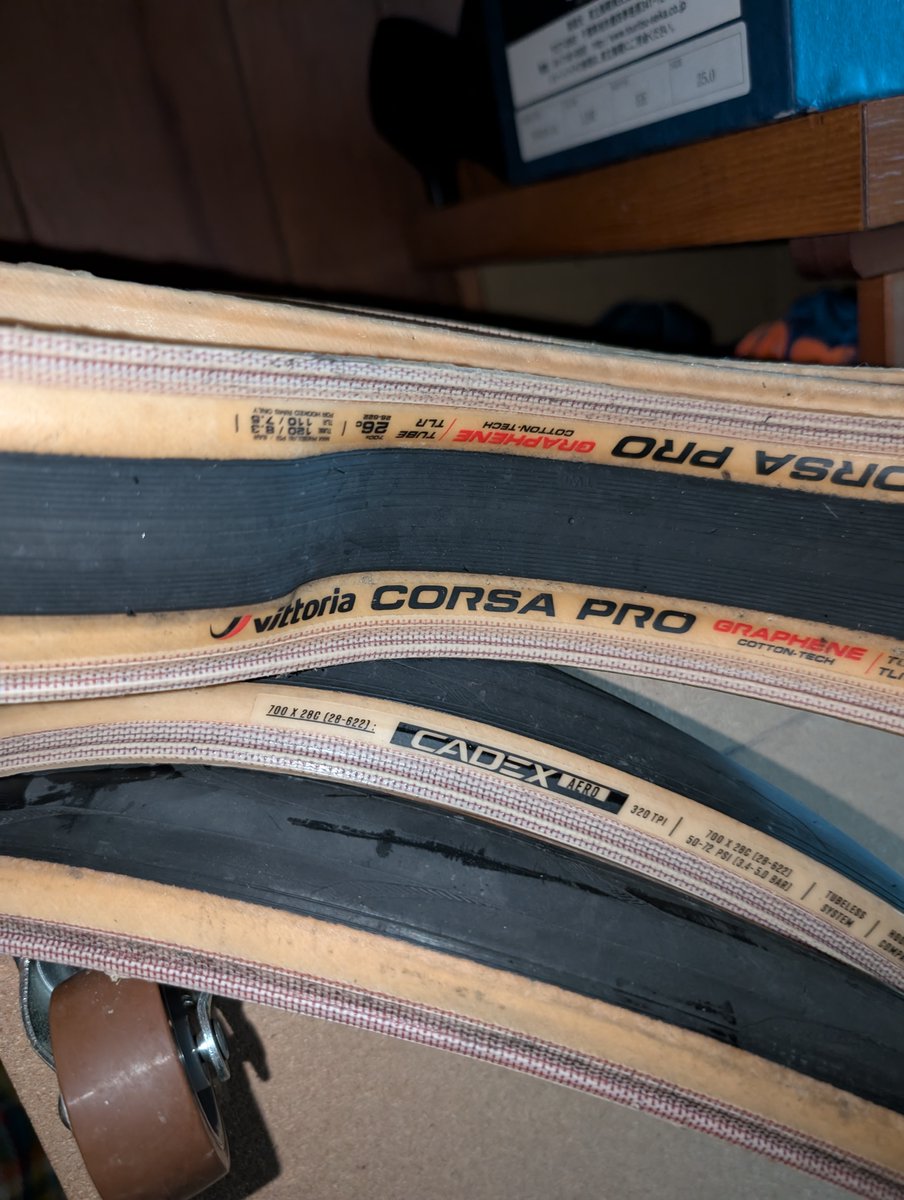 sakoma_road's tweet photo. カデックスエアロコットンタイヤ。
あなた完全にコルサじゃないですか…。
内側の刻印フォントまで同じw
第一印象がコルサっぽいって思ったの納得。 https://t.co/E876CoIAyC