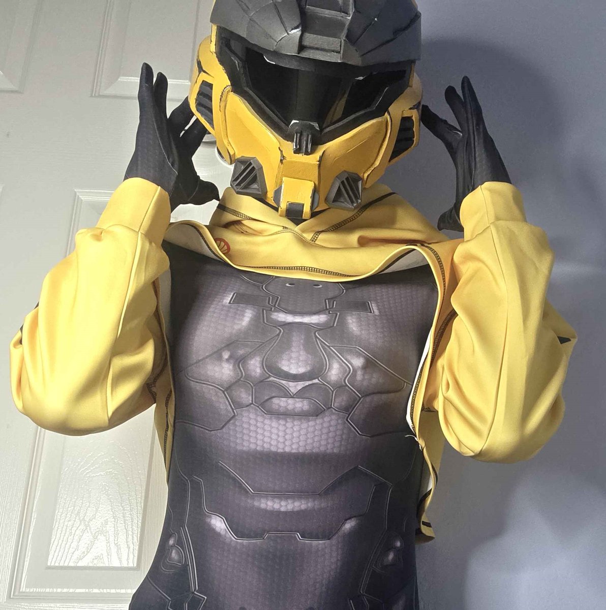 RoxyRenamon's tweet photo. Hey you! #cosplay #halo #spartan #helmet https://t.co/NvvqhGJnbc