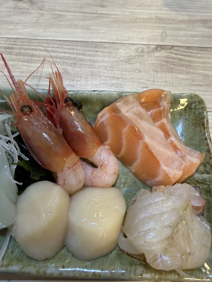 yocchii2's tweet photo. おはようございまなふぃ🥰
昨日から稚内に来てます😌
もう少し寒いかなと思ってましたが、意外にも暑いかなと思ってしまいました😅
札幌から海鮮づくしの食事をしながら７時間掛けて到着しましたが、めちゃくちゃ疲れました🥹
本日は離島へ行って来ます😃
#北のにしん屋さん
#稚内駅
#北の味心武ちゃん https://t.co/SsHBbTargU