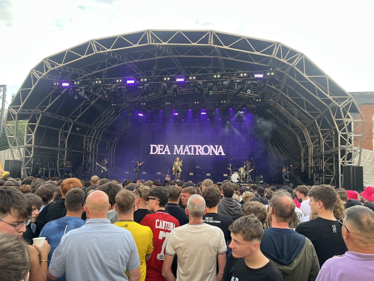 baggie_ade's tweet photo. The Ks at Castlefield Bowl in Manchester =>

Best gig I’ve seen from them. Over 90 minutes and no filler.

Great to see 9,000 people singing along 

Support from Dea Matrona and Fletchr Fletchr https://t.co/Rjgav9qJ70