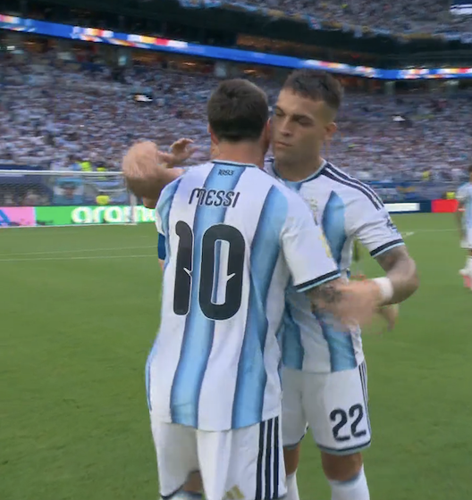 TouchlineX's tweet photo. 📸 - Lionel Messi is hugging Lautaro Martínez ahead of kick off. https://t.co/OdNEjrYrxx