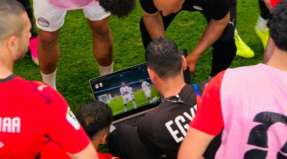 shno74's tweet photo. الصحف الأوروبية والقنوات كلها دلوقتي جايبة اللقطة دي لمحمود سليم محلل أداء المنتخب المصري 

محمود سليم إنسان مش طبيعي .. ازاي يفكر وقت ركلات الترجيح في لقطة زي دي !!

يعني ايه ريان حارس استراليا ينزل في الدقيقة 118 ونلاقي محمود سليم جايبله ركلة ترجيح الموسم اللي فات سجلها مبابي في مرماه

أخيراً مصر نجحت انها تجيب ناس فاهمة .. ناس دحيحة .. ناس شاطرة مش بتسيب أي تفاصيل 

يوم تاريخي والكل لازم ياخد حقه .. ولقطة زي دي تاريخية من محمود سليم المصري الاصيل