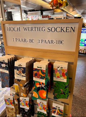 AFroehlych's tweet photo. @Suellentrinkt Ich find den Hamburger Hbf toll - wo sonst bekommst Du 3 PAAR HOCH WERTIEG SOCKEN? https://t.co/JqmlnOpqme