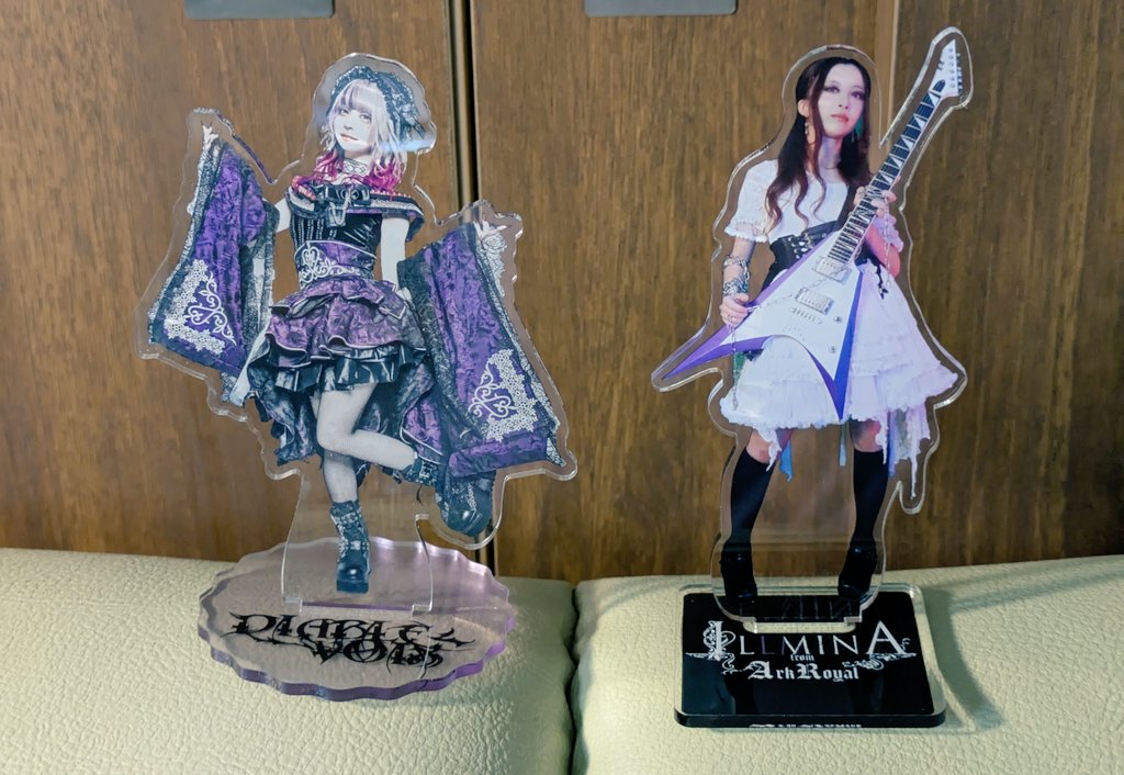 105_zima's tweet photo. ハルカさんのアクスタ届いた✨️🦇
先月の音横丁の思ひ出に浸れる📷💭💓🤘🥳👍
イルミ〜と並べてドSタッグ結成🤣
#ディアブルボア
#DIABLEVOIX
#イルミー #Ilumina https://t.co/H6fbw4DIJY