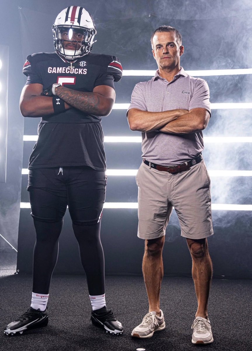 WGSports_CFB's tweet photo. BREAKING: Class of 2027 4⭐️ OT Nate Carson has committed to South Carolina! 🐔

Carson picked the Gamecocks over Georgia, Clemson, and Colorado.

The 6’4”, 290 lb prospect is currently rated as the #269 player in the country, the #23 OT in the ‘27 Class, and the #6 player in South Carolina, per @247recruiting composite rankings.

Carson, a talented prospect from Irmo, SC, was in Columbia for an OV on June 19th.

The @IrmoRecruit player is a huge get for @Coach___Clem and the Gamecocks’ coaching staff in the 2027 cycle.

#WelcomeHome @natecarson09 🤙🏻🤙🏻

📸 per his Instagram