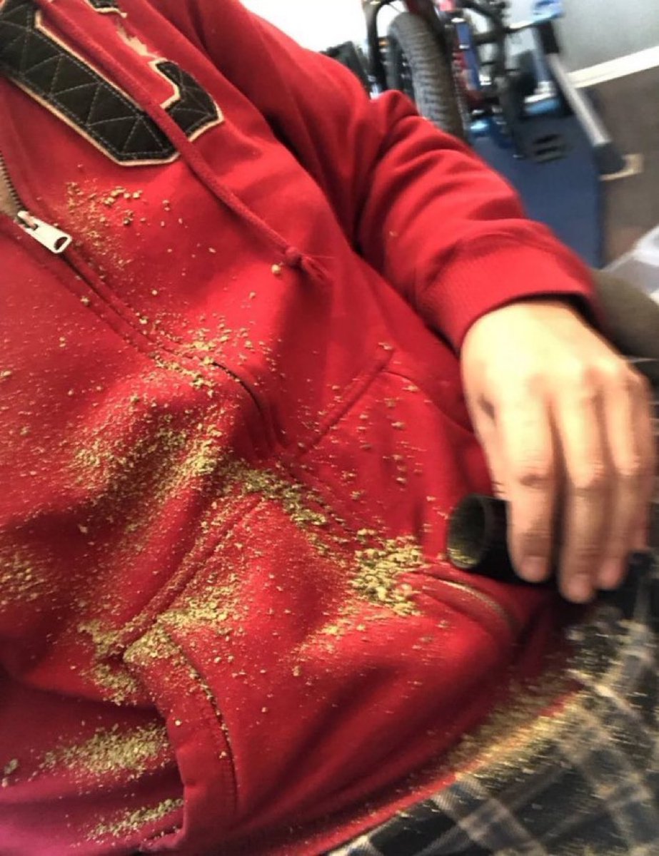barely_knwn's tweet photo. As a real stoner, what is the best way to fix this? https://t.co/g0reglvahM