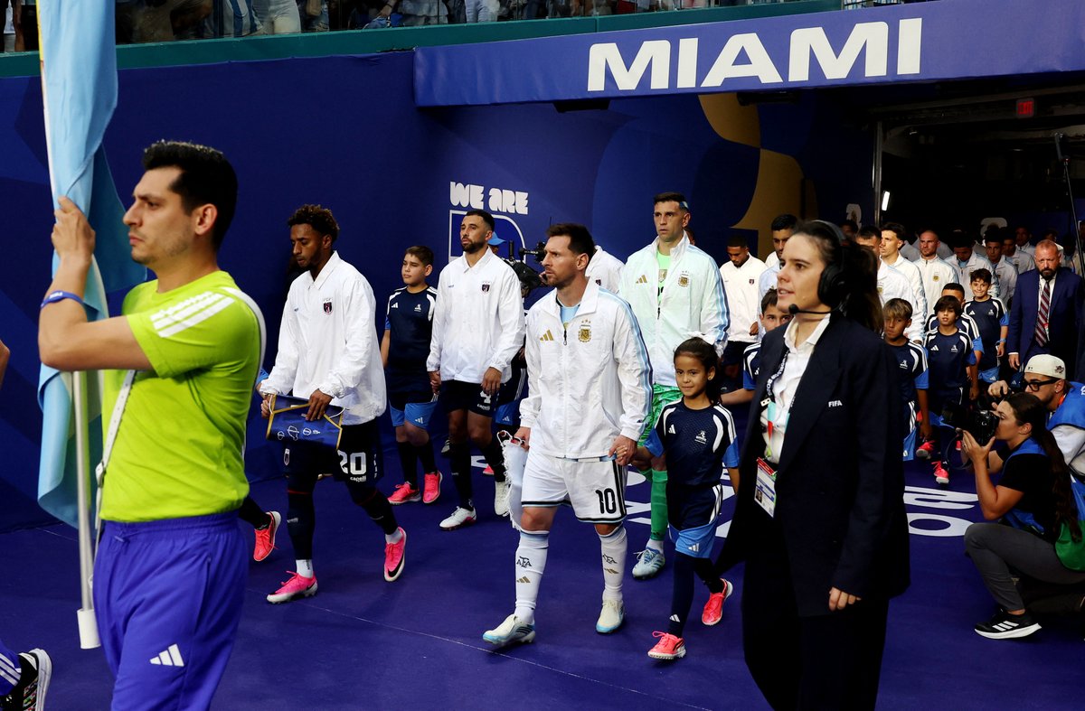 ITGDsports's tweet photo. 🚨 KICK-OFF IN MIAMI!

Lionel Messi leads Argentina into the World Cup knockout stages against history-makers Cabo Verde.

One side chasing another title.

The other chasing the biggest upset of the tournament.
Game on. 🇦🇷🇨🇻🔥

Check #FIFAWorldCup #ARGCPV Live:
https://t.co/eeT6uHZfdX
