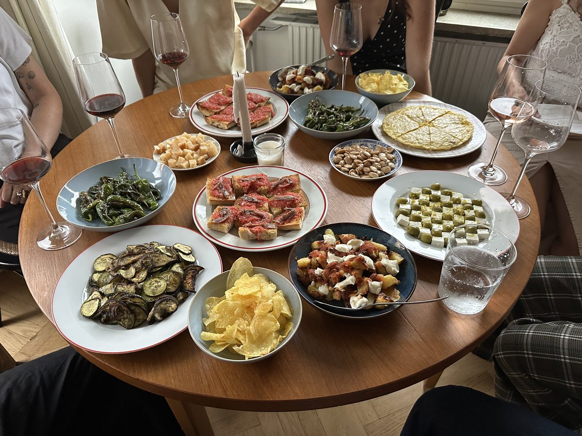 matchabae99's tweet photo. monthly wine bar at mine, theme was spain, casa del sol https://t.co/HgV0YqmFTh