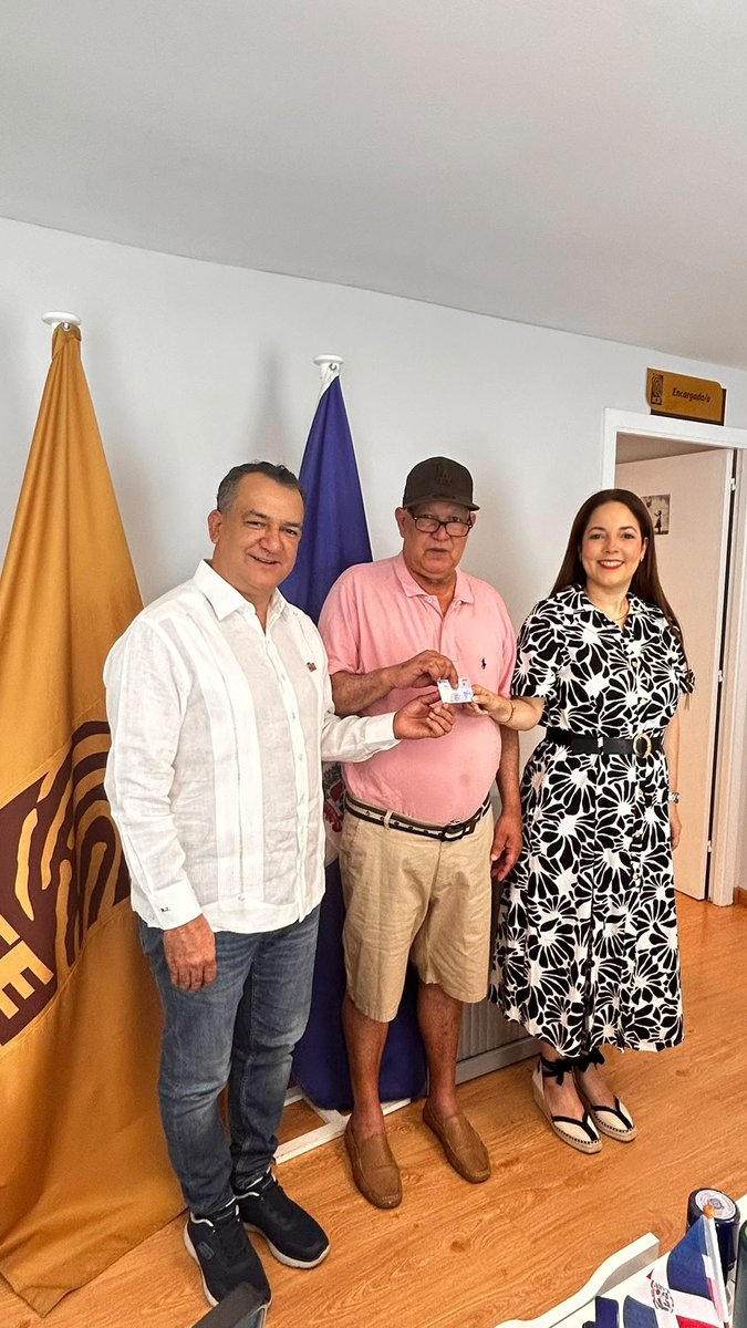 juntacentral's tweet photo. La comisión de la #JCE que desarrolla una agenda de trabajo en España🇪🇸 continuó este viernes sus actividades en Barcelona, con una visita a la Oficina de Servicios en el Exterior (OSE), donde supervisó el desarrollo del proceso de renovación de la #NuevaCédulaRD para la comunidad dominicana residente en esa ciudad.

La comisión está encabezada por el presidente de la #JCE, Román Jáquez Liranzo (@RomnJquez), junto a la miembro titular del Pleno y coordinadora de la Comisión del Voto Dominicano en el Exterior, Hirayda Fernández Guzmán (@hiraydamarcelle), quienes continúan dando seguimiento a las acciones orientadas a garantizar un servicio eficiente a los dominicanos y dominicanas residentes en el exterior🇩🇴. También forma parte de la delegación el director del Voto Dominicano en el Exterior, Well Sepúlveda (@WellSepulveda).