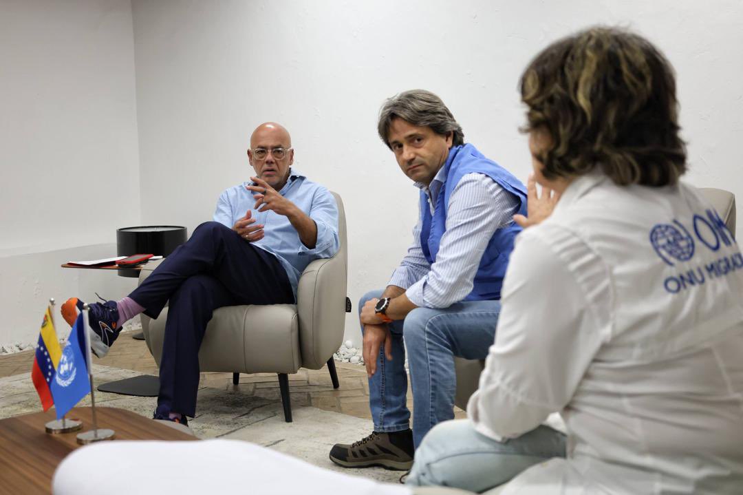jorgerpsuv's tweet photo. En reunión de trabajo con Gianluca Rampolla del Tindaro, Coordinador Humanitario de la ONU, y su equipo, para evaluar planes de atención integral y la coordinación de campamentos transitorios óptimos para las víctimas de los terremotos. https://t.co/iBflcNBwof
