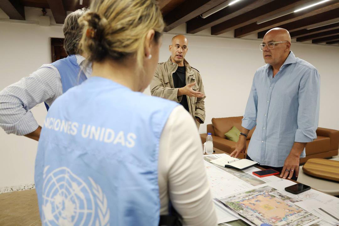jorgerpsuv's tweet photo. En reunión de trabajo con Gianluca Rampolla del Tindaro, Coordinador Humanitario de la ONU, y su equipo, para evaluar planes de atención integral y la coordinación de campamentos transitorios óptimos para las víctimas de los terremotos. https://t.co/iBflcNBwof