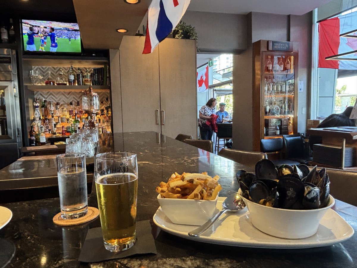 yosuke_u's tweet photo. バンクーバーではフランスvsスウェーデンを見ながらProvence Marinasideで
ムール・フリット（les moules-frites）
山盛りのムール貝がうまかった！ https://t.co/2p2KI0lgxn