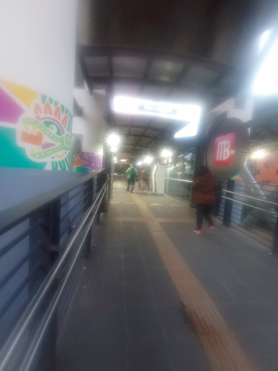 cjuarezR17's tweet photo. Adivina qué @MetrobusCDMX ? Nuevamente sin servicio las pantallas en Moctezuma línea 5, ni policía en torniquetes que te oriente si va a tardar en pasar el autobús o tienes que buscarle por fuera, pues ha habido intervalos hasta de 25 minutos https://t.co/tQeCkC4yp3