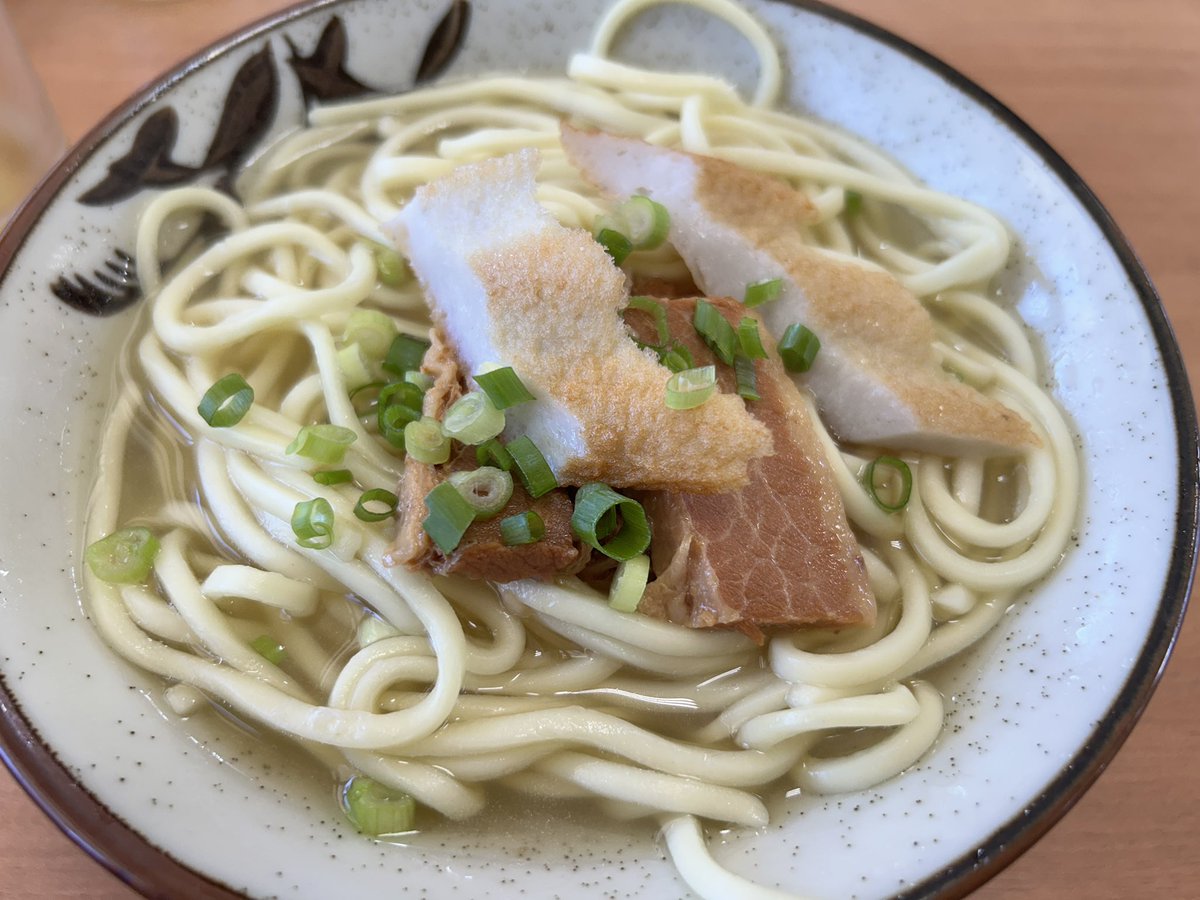 rawota2022's tweet photo. 宮古島ひろちゃん食堂の宮古そば。本島の沖縄そばと違い、宮古で獲れる鰹をふんだんに出汁に使ったさっぱりスープ。麺もストレート麺。甘辛く、そして深く味付けされた豚と、これまたあっさり味付けのさつま揚げに二十日ネギが良いアクセント。
コーレーグースで味変しながら地元の味を頂きました。 https://t.co/NfB1uj0M5W