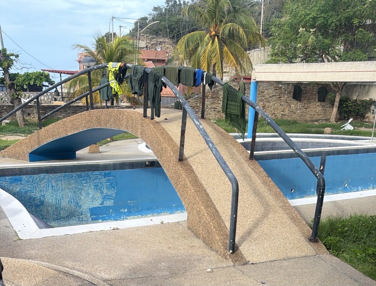 rivas_donn52926's tweet photo. #DENUNCIA PUBLICA, #SAQUEO #INVASION EN EL EDIF. EL BARKO, final avenida principal de #PlayaGrande, #laGuaira. No solo saquean se apoderan del edificio. #terremoto #venezuela https://t.co/BfcvNO39lD