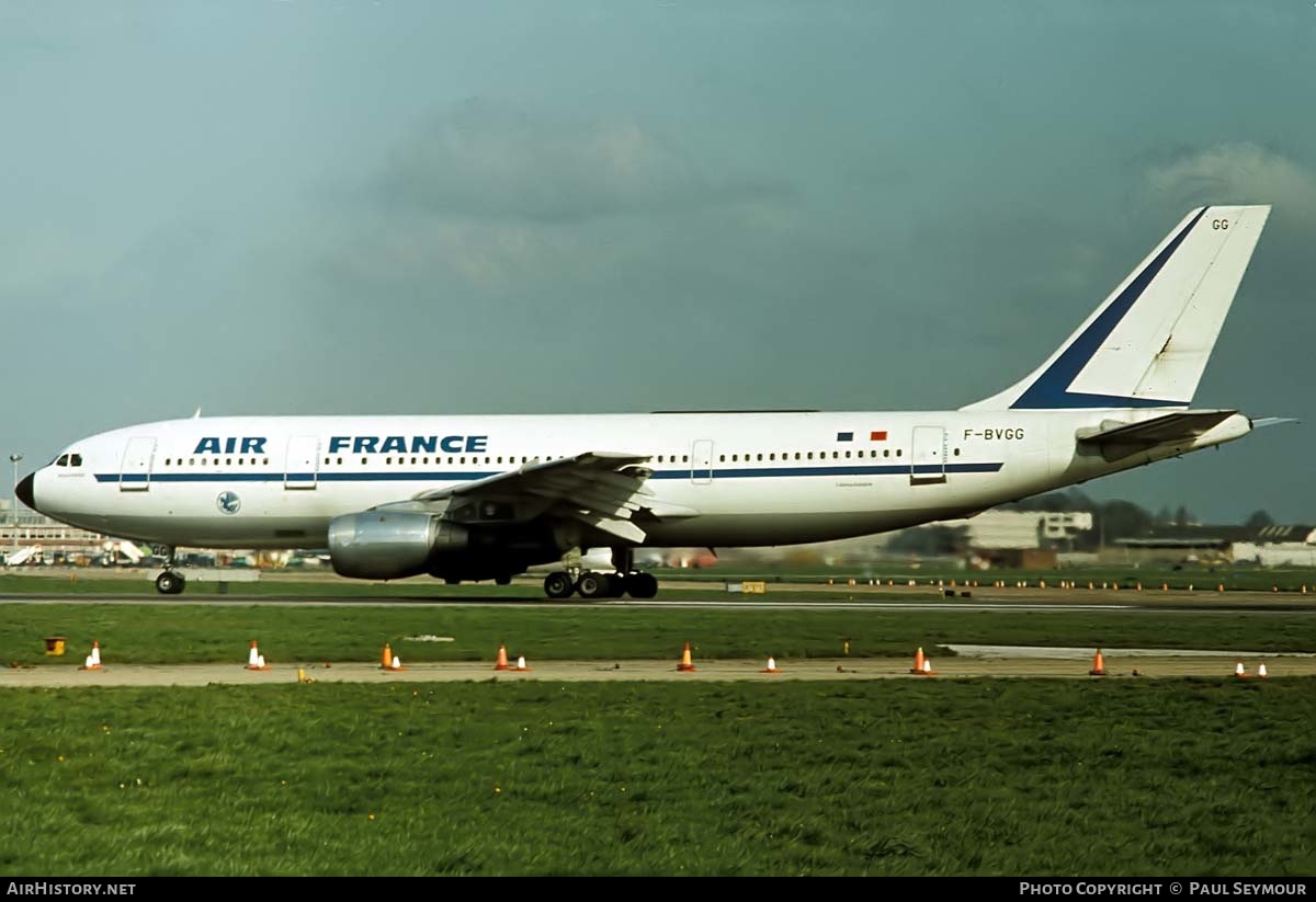 HistoryMattersX's tweet photo. 🇫🇷 Sunday #27June 1976: during a stopover in Athens, #AirFrance #Flight139 between Tel Aviv and Paris, was hijacked by 2 Palestinian PFLP–EO members and 2 German RZ members of the Baader-Meinhof Group

✈️ The Airbus A300B4-203 (Reg. F-BVGG) had 260 people on board.

🧵 2/... more https://t.co/ibQRdfv64b