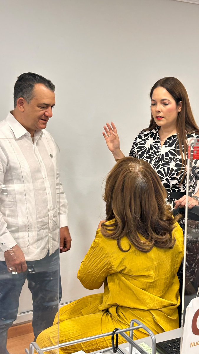 juntacentral's tweet photo. @RomnJquez @samirchamiisa @hiraydamarcelle @WellSepulveda @acentodiario @DiarioLibre @PeriodicoHoy Durante el recorrido, la delegación verificó el funcionamiento del proceso de cedulación, el flujo de atención a la ciudadanía y los avances de la jornada, en coordinación con el encargado de la OSE de Barcelona, Simón Bolívar Beltré Martínez, y el personal de la oficina. https://t.co/ARUCL6Kbyu