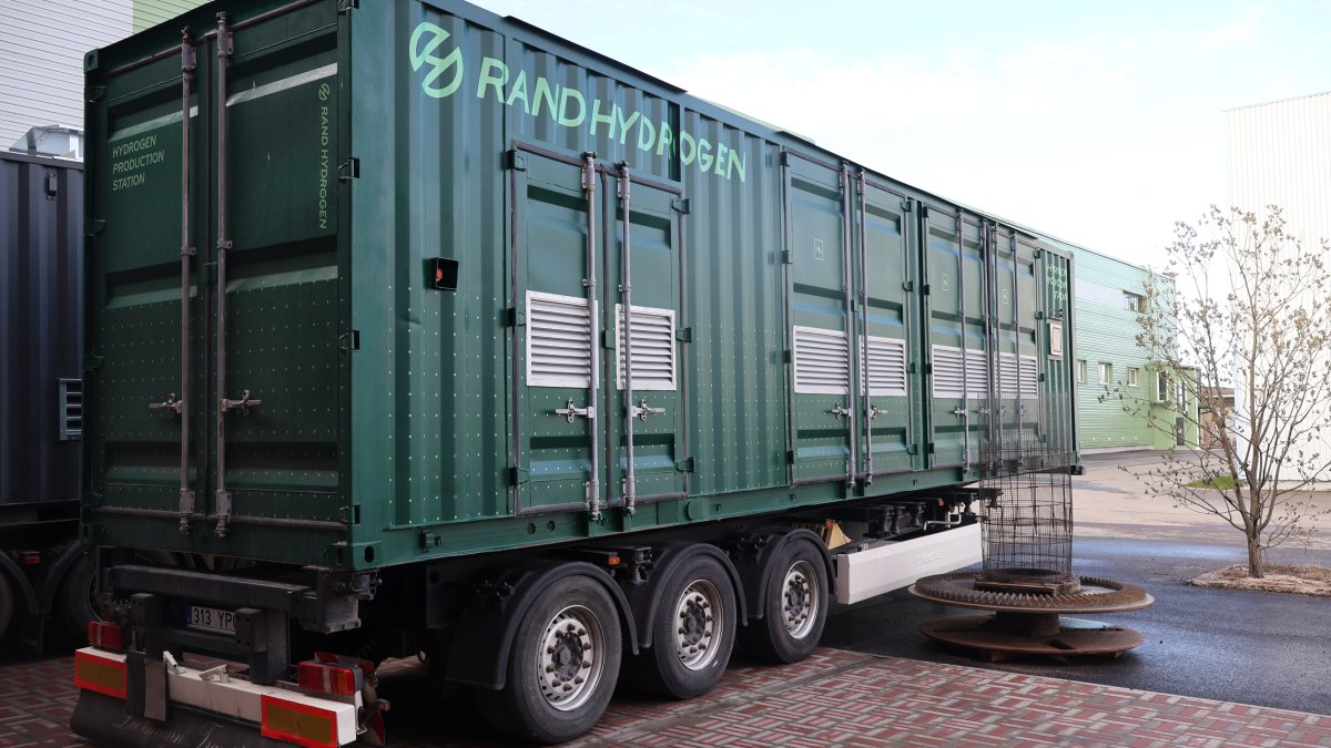 daviferent's tweet photo. Inside the container is an electrolyzer, ready to transform unused energy into green hydrogen.
We started with the car, then extended the brand to the container and the hydrogen infrastructure coming soon.

#BrandIdentity https://t.co/9afWr2um3h