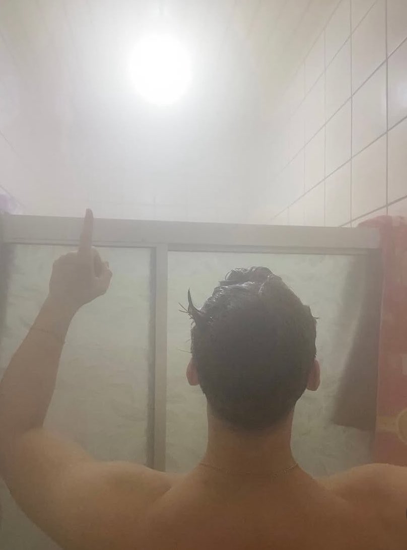 terklrd's tweet photo. Minha mãe: Um frio desses e esse guri não sai do banho…

Eu fingindo que sou o Giuliano na fumaceira de quilmes: https://t.co/84ZPsaqV2A