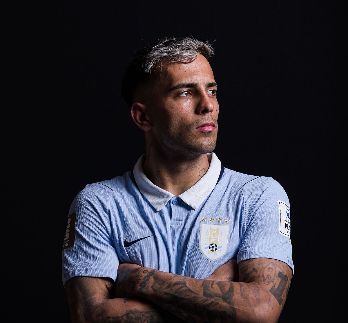 ElyAshry's tweet photo. lembrando aqui do uruguai que só apareceu pra exibir suas 70 estrelas no uniforme mais bonito dessa copa e foi casa https://t.co/uw8CJc0JJk