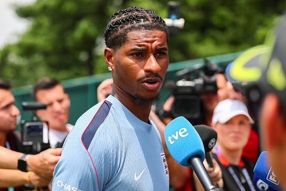 mufcMPB's tweet photo. 🚨🚨🗣️ Marcus Rashford on his future:

“As a person, I live in the moment. I was very clear with everyone involved before the World Cup. I wanted it done BEFORE, and if not, then I won’t deal with it until AFTER, because I want to fully be present in this moment. 

“At the same time we’re fighting for something. I don’t have energy to be putting into other things.”

#MUFC [@MikeKeegan_DM]