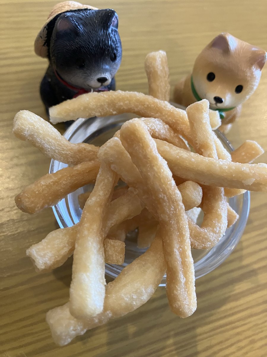 mrutsukun's tweet photo. 【名産シリーズ⑦】👌

おはようございます😃

うどん県こと香川県には必須、食べ方もいろいろね👍

「本番讃岐うどん
　　　〜揚げぴっぴ しお味〜」

単に’うどんを塩味に揚げた’逸品、単純だが美味しいのぉ😆

 NMB48 #新澤菜央 さん🐼🩷も1本手に取って一言…
〈うど〜ん つるつる〜 ぴかーん〉🤣 https://t.co/ymNwL7FIc0