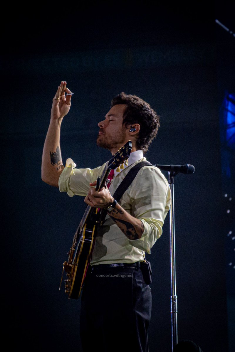 _withgems's tweet photo. kisses to the sky after sign of the times 📸✨ https://t.co/j6Ckc6Rbbi