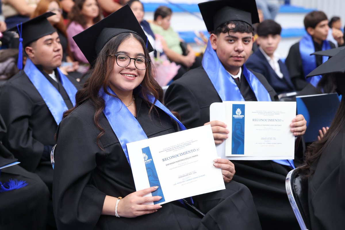 SABES_GTO's tweet photo. ¡Más jóvenes del #SABES terminan su Bachillerato!
Con gran orgullo celebramos la perseverancia, la dedicación y el esfuerzo de 110 jóvenes estudiantes que hoy culminan una etapa fundamental de su formación académica en el #BachilleratoSABES, esta vez del centro Valle Dorado de León, dando inicio a un nuevo camino lleno de oportunidades.
La ceremonia de graduación fue encabezada por el Lic. José de la Luz Martínez Romero, Director General de Educación Media Superior, en representación del Dr. Luis Ignacio Sánchez Gómez, Secretario de Educación de Guanajuato, y por el Mtro. Alberto Diosdado, Director General del SABES, quienes acompañaron a las y los egresados, sus familias y la comunidad educativa en este momento tan significativo.
Asimismo, se reconoció a estudiantes que destacaron por su excelencia académica, reflejo de su compromiso, constancia y dedicación a lo largo de su trayectoria escolar.
¡Enhorabuena por este gran logro! Que cada meta alcanzada sea el impulso para conquistar nuevos sueños y construir un futuro lleno de éxitos.
#SiSABESPuedes #OrgulloSABES #PasiónPorTriunfar #SABES30AñosDePasiónQueTrasciende
@educaciongente