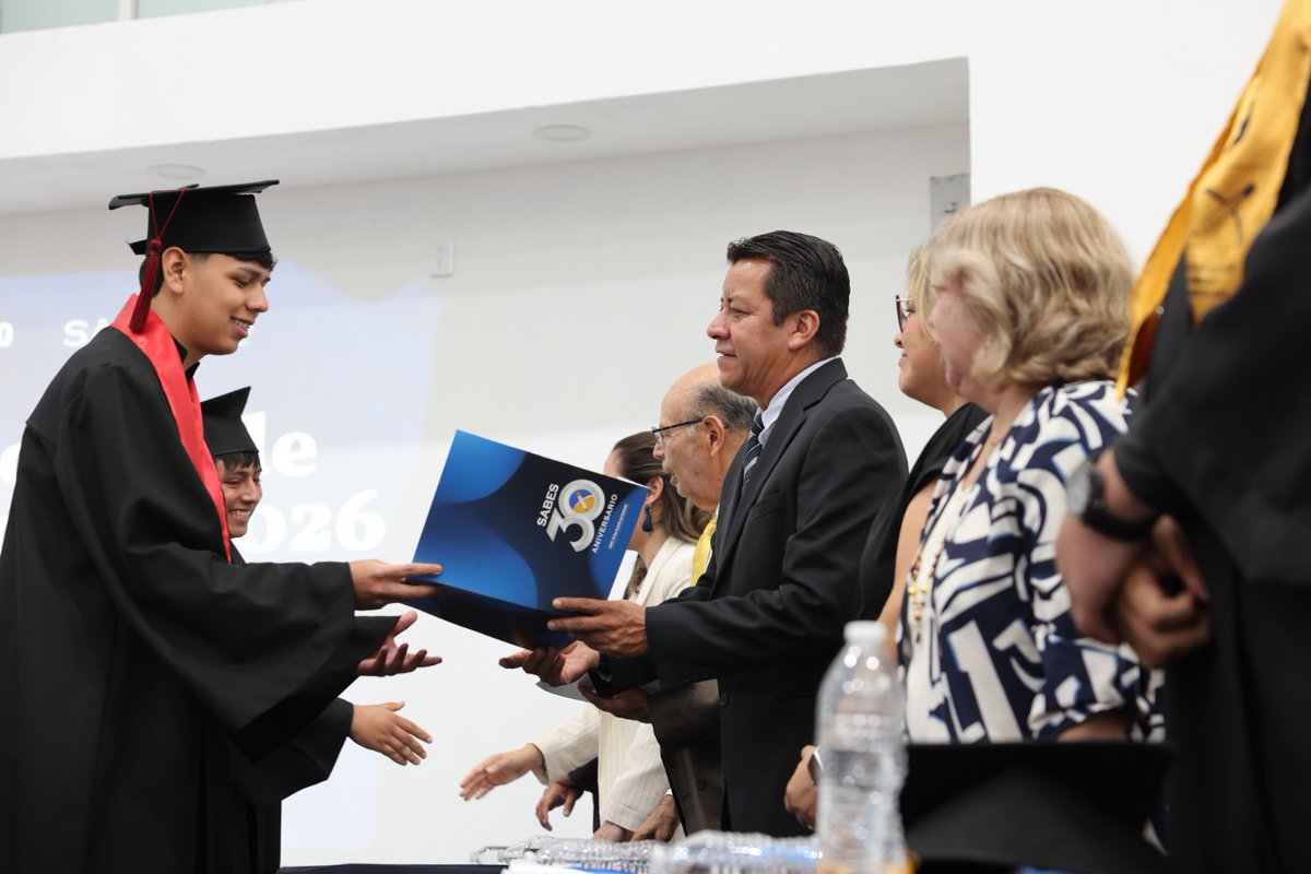 SABES_GTO's tweet photo. ¡Más jóvenes del #SABES terminan su Bachillerato!
Con gran orgullo celebramos la perseverancia, la dedicación y el esfuerzo de 110 jóvenes estudiantes que hoy culminan una etapa fundamental de su formación académica en el #BachilleratoSABES, esta vez del centro Valle Dorado de León, dando inicio a un nuevo camino lleno de oportunidades.
La ceremonia de graduación fue encabezada por el Lic. José de la Luz Martínez Romero, Director General de Educación Media Superior, en representación del Dr. Luis Ignacio Sánchez Gómez, Secretario de Educación de Guanajuato, y por el Mtro. Alberto Diosdado, Director General del SABES, quienes acompañaron a las y los egresados, sus familias y la comunidad educativa en este momento tan significativo.
Asimismo, se reconoció a estudiantes que destacaron por su excelencia académica, reflejo de su compromiso, constancia y dedicación a lo largo de su trayectoria escolar.
¡Enhorabuena por este gran logro! Que cada meta alcanzada sea el impulso para conquistar nuevos sueños y construir un futuro lleno de éxitos.
#SiSABESPuedes #OrgulloSABES #PasiónPorTriunfar #SABES30AñosDePasiónQueTrasciende
@educaciongente