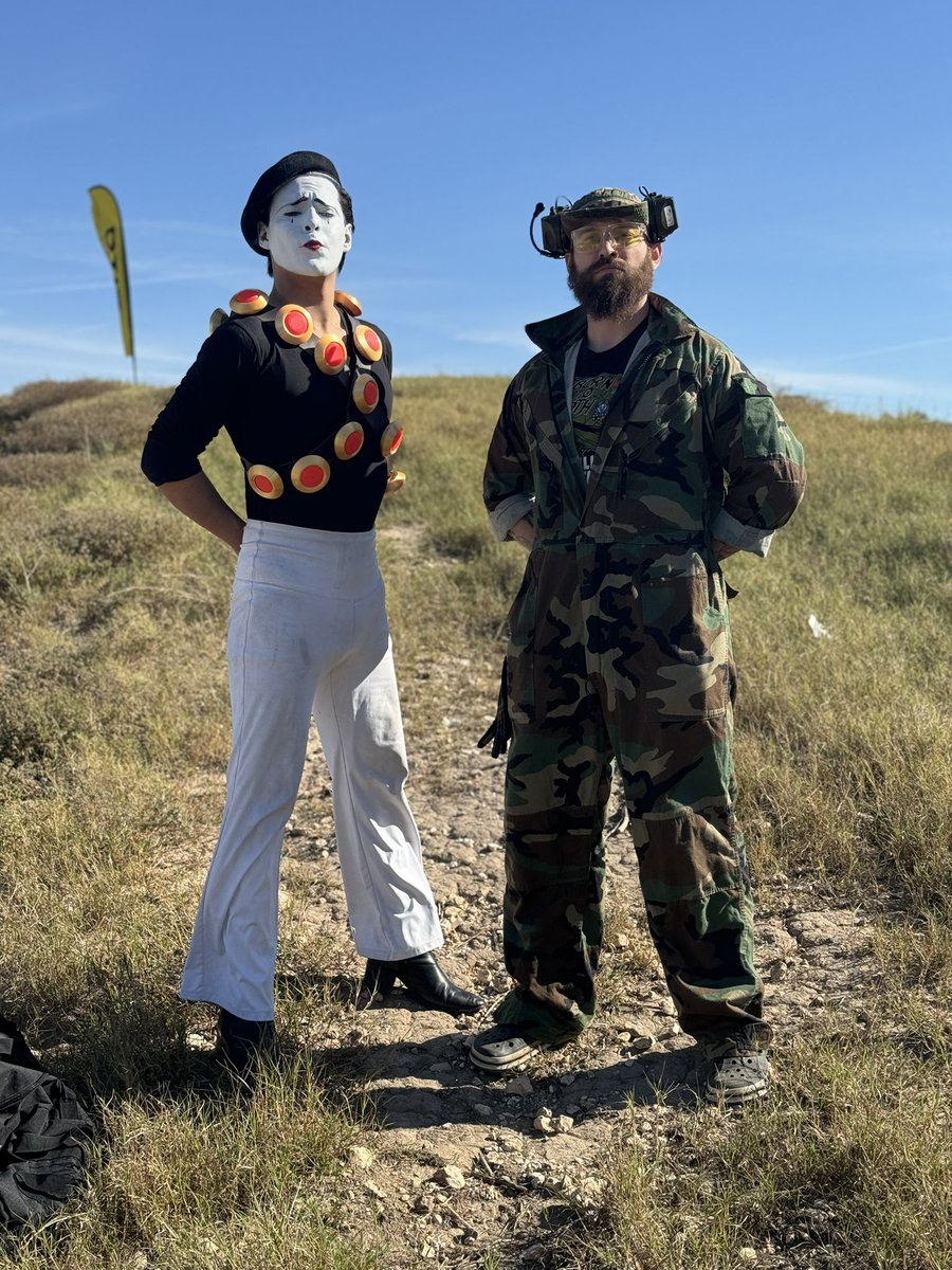 pnwguerrilla's tweet photo. Was cool getting to meet him.

He stayed in character the entire time too. https://t.co/zgZv2y2byw
