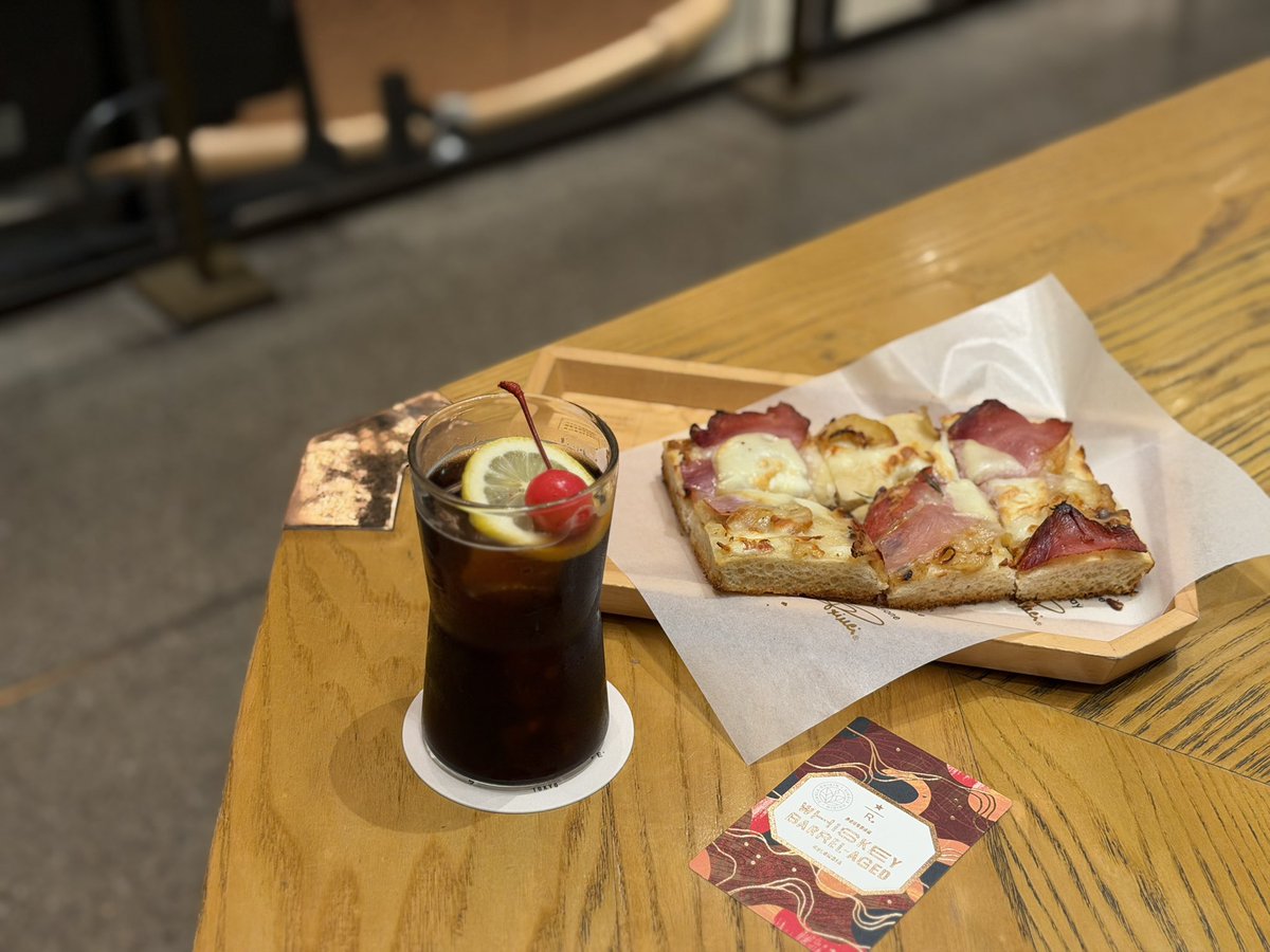 SirensTail1971's tweet photo. 🍒バレルエイジドコールドブリュー&amp;コーラ
🌕フォカッチャピッツァスペック&amp;スカモルツァ

昨日からのNEWビバレッジ。
なんの味か思い出せなかったけど、どこか全く関係ないシーンで味わった味がした！これがサングリアという物の味なのだろうか。
面白い味だ。
今年はコーラよりバレルエイジド強め。 https://t.co/gR8BmyP5ux