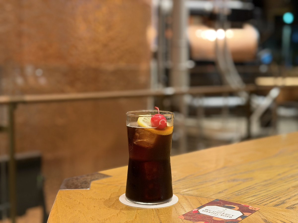 SirensTail1971's tweet photo. 🍒バレルエイジドコールドブリュー&amp;コーラ
🌕フォカッチャピッツァスペック&amp;スカモルツァ

昨日からのNEWビバレッジ。
なんの味か思い出せなかったけど、どこか全く関係ないシーンで味わった味がした！これがサングリアという物の味なのだろうか。
面白い味だ。
今年はコーラよりバレルエイジド強め。 https://t.co/gR8BmyP5ux
