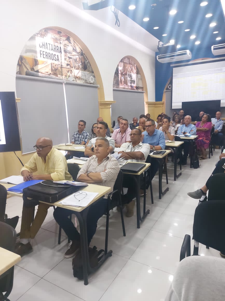 EloylvarezMart1's tweet photo. Consejo de Dirección de @cubarecicla "Propuesta de Implementación de las Transformaciones Económicas y Sociales en el sistema empresarial" gestión, con amplio debate y reflexiones, reafirmando la voluntad de seguir aportando al #DesarrolloIndustrial de #IndustriasCuba https://t.co/OuDKCgcuLw