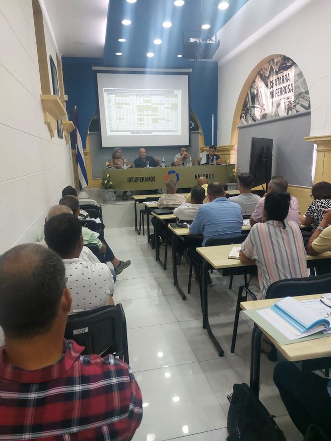 EloylvarezMart1's tweet photo. Consejo de Dirección de @cubarecicla "Propuesta de Implementación de las Transformaciones Económicas y Sociales en el sistema empresarial" gestión, con amplio debate y reflexiones, reafirmando la voluntad de seguir aportando al #DesarrolloIndustrial de #IndustriasCuba https://t.co/OuDKCgcuLw